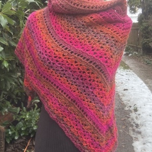 Tulipán horgolt vállkendő sálkendő  - ruha & divat - sál, sapka, kendő - vállkendő - Meska.hu