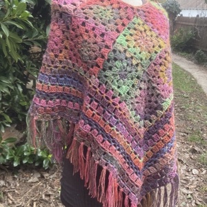 Május horgolt poncsó - Meska.hu