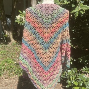 Virágos rét horgolt vállkendő sálkendő , Ruha & Divat, Sál, Sapka, Kendő, Vállkendő, Horgolás, Puha gyapjú/akril színátmenetes fonalból horgoltam ezt az egyedi, kendőt. Könnyed, de mégis jól mel..., MESKA