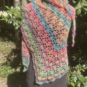 Virágos rét horgolt vállkendő sálkendő  - ruha & divat - sál, sapka, kendő - vállkendő - Meska.hu