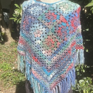 Tavasz horgolt poncsó - Meska.hu