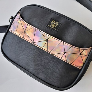 Fekete műbőr crossbody holografikus rosegold díszítéssel - táska & tok - kézitáska & válltáska - vállon átvethető táska - Meska.hu