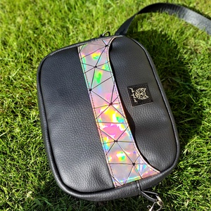 Fekete műbőr crossbody holografikus rosegold díszítéssel - táska & tok - kézitáska & válltáska - vállon átvethető táska - Meska.hu