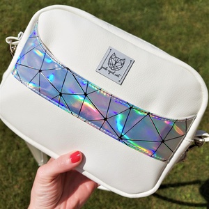 Fehér műbőr crossbody holografikus ezüst díszítéssel, Táska & Tok, Kézitáska & válltáska, Vállon átvethető táska, Varrás, MESKA