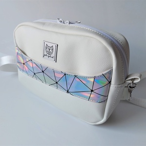 Fehér műbőr crossbody holografikus ezüst díszítéssel - táska & tok - kézitáska & válltáska - vállon átvethető táska - Meska.hu