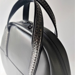 Fekete színű Bowler kézi- és válltáska, crossbody piramismintás díszítéssel - táska & tok - kézitáska & válltáska - válltáska - Meska.hu