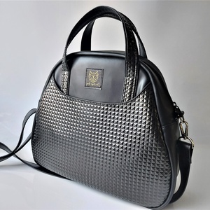 Fekete színű Bowler kézi- és válltáska, crossbody piramismintás díszítéssel - Meska.hu