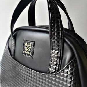 Fekete színű Bowler kézi- és válltáska, crossbody piramismintás díszítéssel - táska & tok - kézitáska & válltáska - válltáska - Meska.hu