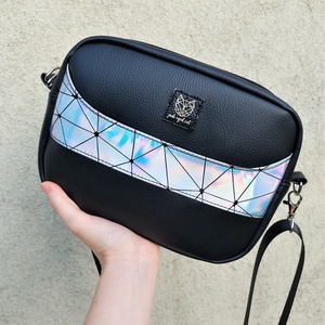 Fekete műbőr crossbody holografikus ezüst színű díszítéssel - táska & tok - kézitáska & válltáska - vállon átvethető táska - Meska.hu
