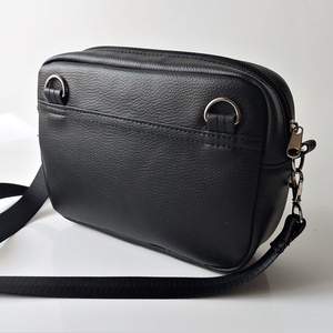 Fekete műbőr crossbody holografikus ezüst színű díszítéssel - táska & tok - kézitáska & válltáska - vállon átvethető táska - Meska.hu