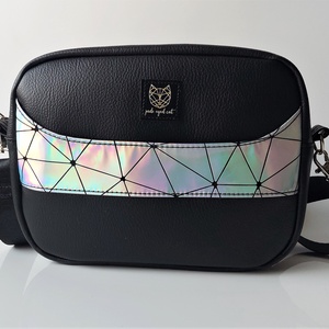 Fekete műbőr crossbody holografikus ezüst színű díszítéssel - táska & tok - kézitáska & válltáska - vállon átvethető táska - Meska.hu