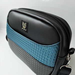 Fekete műbőr crossbody petrolkék és fekete piramismintás díszítéssel - táska & tok - kézitáska & válltáska - vállon átvethető táska - Meska.hu