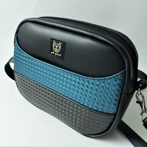 Fekete műbőr crossbody petrolkék és fekete piramismintás díszítéssel, Táska & Tok, Kézitáska & válltáska, Vállon átvethető táska, Varrás, MESKA