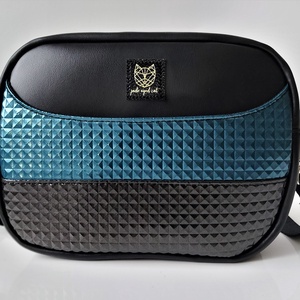 Fekete műbőr crossbody petrolkék és fekete piramismintás díszítéssel - táska & tok - kézitáska & válltáska - vállon átvethető táska - Meska.hu