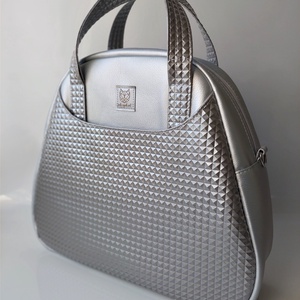 Ezüst színű Bowler kézi- és válltáska, crossbody piramismintás díszítéssel, Táska & Tok, Kézitáska & válltáska, Válltáska, Varrás, Meska