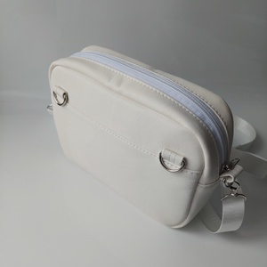 Fehér műbőr crossbody holografikus rosegold díszítéssel - táska & tok - kézitáska & válltáska - vállon átvethető táska - Meska.hu