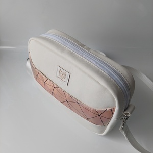 Fehér műbőr crossbody holografikus rosegold díszítéssel - táska & tok - kézitáska & válltáska - vállon átvethető táska - Meska.hu