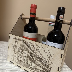 Grávírozott fa italhordó láda/italtartó box(Születésnapra, névnapra, apák napjára, nyugdíjas búcsúztatóra), Otthon & Életmód, Konyhafelszerelés, tálalás, Tálalás, Bortartó, Famegmunkálás, Gravírozás, pirográfia, Egyedileg készült italhordó box vasutas nyugdíjas búcsúztatóra. Az úriember kérése volt, hogy 4 nag..., MESKA