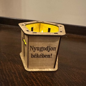 Gravírozott fa mécses tartó kereszt motívummal - otthon & életmód - vallás - temetkezési tárgy - temetői gyertyák, mécsesek - Meska.hu