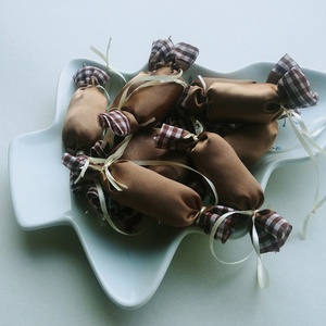 Cappuccino - kockás textil szaloncukrok (10db) - karácsony - karácsonyi lakásdekoráció - karácsonyfadíszek - Meska.hu