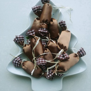 Cappuccino - kockás textil szaloncukrok (10db) - karácsony - karácsonyi lakásdekoráció - karácsonyfadíszek - Meska.hu