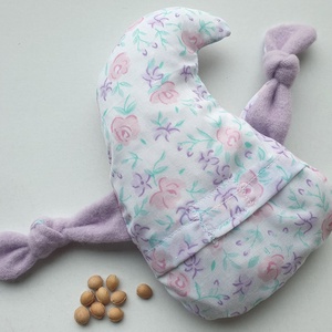 Manócska- cseresznyemag párna (lila-virágos) - játék & sport - plüssállat & játékfigura - manó - Meska.hu