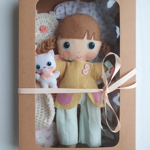 Vivi- öltöztethető textilbaba kis cicával és kiegészítőkkel díszdobozban(Azonnal vihető!), Játék & Sport, Baba & babaház, Öltöztethető baba, Varrás, MESKA