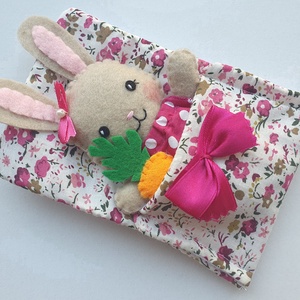 Apróságok szundizsákban- cuki nyuszilány répával, Játék & Sport, Plüssállat & Játékfigura, Nyuszi, Varrás, MESKA