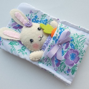 Apróságok szundizsákban- cuki nyuszilány répával, Játék & Sport, Plüssállat & Játékfigura, Nyuszi, Varrás, MESKA