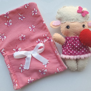 Apróságok szundizsákban- cuki barilány almával - játék & sport - plüssállat & játékfigura - láma - Meska.hu