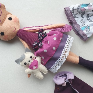 Lili- öltöztethető  textilbaba pinduri cicával és kiegészítőkkel - AZONNAL VIHETŐ! - játék & sport - baba & babaház - öltöztethető baba - Meska.hu