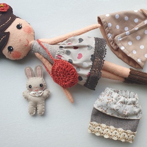 Sugi- öltöztethető  textilbaba pinduri nyuszival és kiegészítőkkel - AZONNAL VIHETŐ! - játék & sport - baba & babaház - öltöztethető baba - Meska.hu