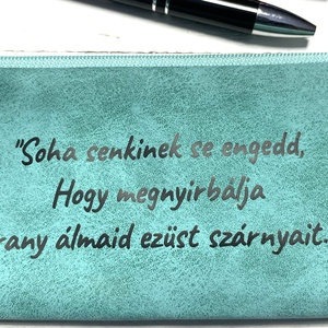 Türkiz textilbőr tolltartó - idézettel - otthon & életmód - papír, írószer - tolltartó & ceruzatekercs - Meska.hu