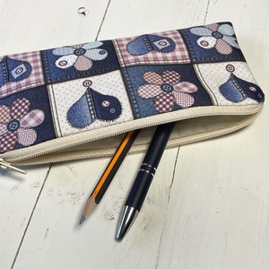 Szívecskésvirágos patchwork tolltartó - pipere - neszesszer - otthon & életmód - papír, írószer - tolltartó & ceruzatekercs - Meska.hu