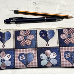 Szívecskésvirágos patchwork tolltartó - pipere - neszesszer - Meska.hu