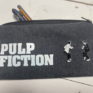 Pulp Fiction farmer tolltartó - kivehető kitűzőkkel - otthon & életmód - papír, írószer - tolltartó & ceruzatekercs - Meska.hu