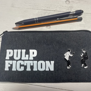 Pulp Fiction farmer tolltartó - kivehető kitűzőkkel, Otthon & Életmód, Papír, írószer, Tolltartó & Ceruzatekercs, Fotó, grafika, rajz, illusztráció, Varrás, MESKA