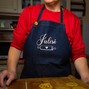 Névre szóló farmerkötény - puha farmerből - állítható nyakpánttal - Meska.hu