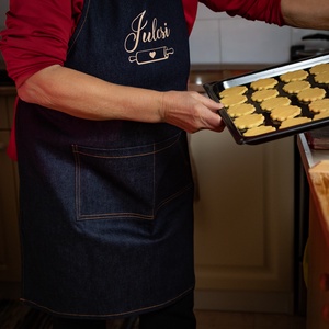 Névre szóló farmerkötény - puha farmerből - állítható nyakpánttal - otthon & életmód - konyhafelszerelés, tálalás - konyhai textil - kötény - Meska.hu
