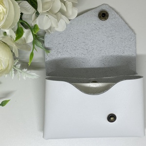 Valódi bőr zsebkendőtartó - hófehér - fekete virágmintával - otthon & életmód - tárolás & rendszerezés - zsebkendőtartó - Meska.hu