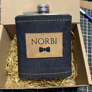 Tanúfelkérő ajándék - Farmer borítású fém flaska névre szóló bőr címkével - esküvő - meghívó & kártya - tanú felkérő - Meska.hu