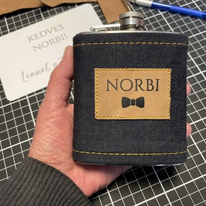 Tanúfelkérő ajándék - Farmer borítású fém flaska névre szóló bőr címkével - esküvő - meghívó & kártya - tanú felkérő - Meska.hu