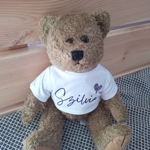 Retro plüss mackó névre szóló feliratos pólóban - Meska.hu