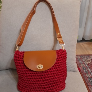 Kispiros válltáska. - Meska.hu