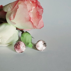 Rózsaszín, zöldes csillogás pötyi fülbevaló - ékszer - fülbevaló - pötty fülbevaló - Meska.hu