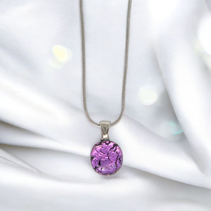 Glamor fekete alapon magenta csillogó medál, Ékszer, Nyaklánc, Medálos nyaklánc, Üvegművészet, MESKA