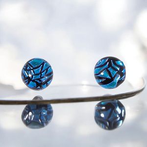 Glamor fekete alapon kék csillogás bedugós fülbevaló, Ékszer, Fülbevaló, Pötty fülbevaló, Üvegművészet, MESKA