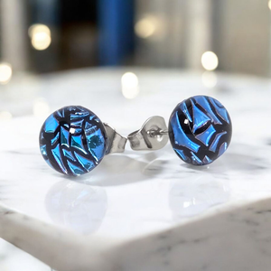 Glamor fekete alapon kék csillogás bedugós fülbevaló - ékszer - fülbevaló - pötty fülbevaló - Meska.hu