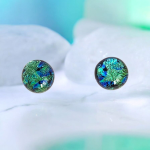 Glamor azúr kék/zöld alapon kék csillogás bedugós fülbevaló, Ékszer, Fülbevaló, Pötty fülbevaló, Üvegművészet, MESKA