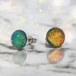 Glamor narancsos, sárgás, zöldalapon kék csillogás bedugós fülbevaló - ékszer - fülbevaló - pötty fülbevaló - Meska.hu